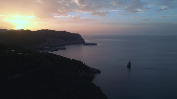 Montagne Coucher de soleil coloré Cloud Island Ibiza 2023. drone descendant Images 4k de haute qualité - Séquence, vidéo