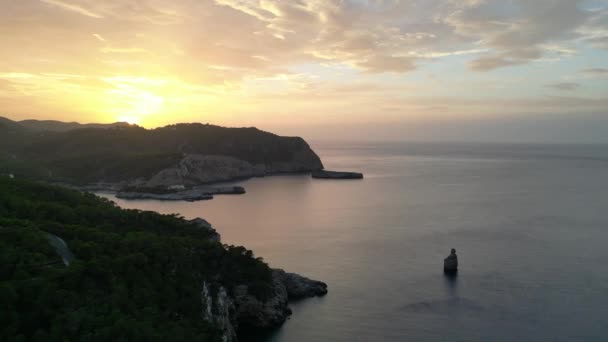 Mountain Sunset kleurrijke Cloud Island Ibiza 2023. panorama baan drone Hoge kwaliteit 4k beeldmateriaal - Video