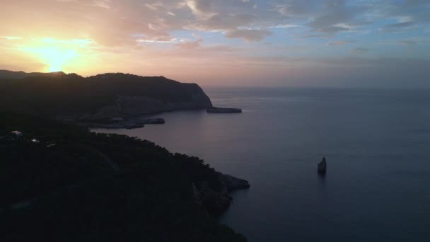 Mountain Sunset kleurrijke Cloud Island Ibiza 2023. vogels oog uitzicht drone Hoge kwaliteit 4k beeldmateriaal - Video