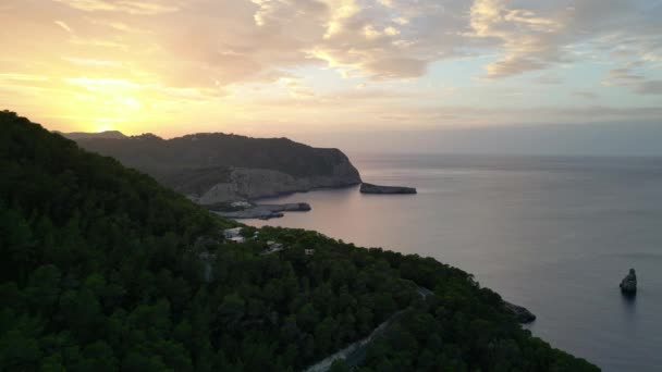 Mountain Sunset kleurrijke Cloud Island Ibiza 2023. fly reverse drone Hoge kwaliteit 4k beeldmateriaal - Video