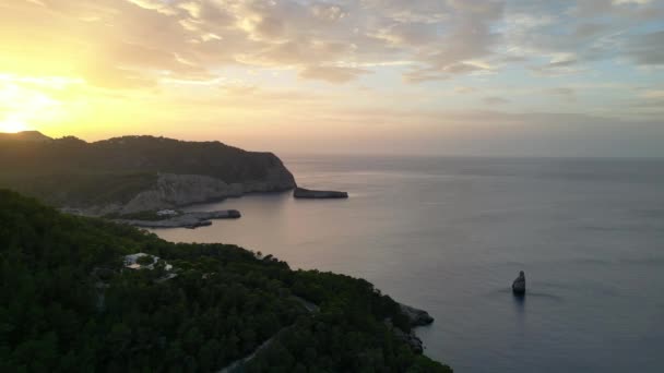 Montagne Coucher de soleil coloré Cloud Island Ibiza 2023. panorama aperçu drone Images 4k de haute qualité - Séquence, vidéo