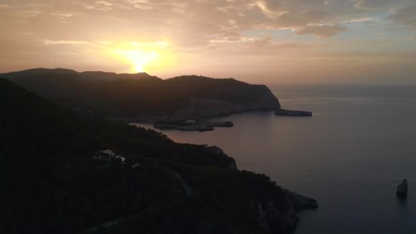Montaña puesta del sol colorido Cloud Island Ibiza 2023. vista de aves dron Imágenes de alta calidad 4k - Metraje, vídeo