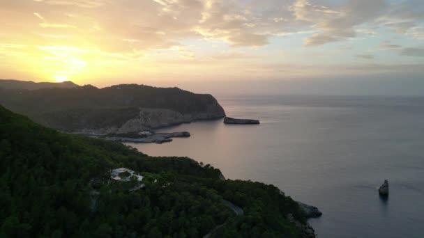 Montaña puesta del sol colorido Cloud Island Ibiza 2023. aves vista drone Imágenes de alta calidad 4k - Metraje, vídeo
