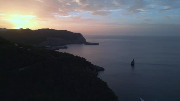 Montagne Coucher de soleil coloré Cloud Island Ibiza 2023. dolly left drone Images 4k de haute qualité - Séquence, vidéo