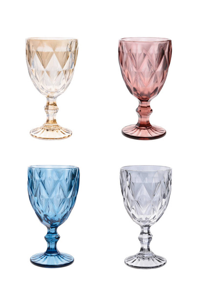 Set de copas de vidrio de diferentes colores aisladas sobre fondo blanco. - Foto, imagen
