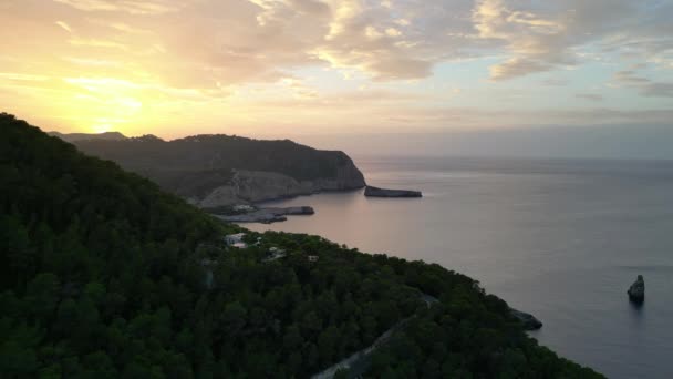 Mountain Sunset kleurrijke Cloud Island Ibiza 2023. Hoge kwaliteit panorama overzicht drone 4k beeldmateriaal - Video