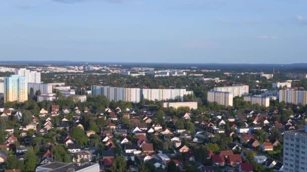 előregyártott lakópark, Panel rendszer épület Berlin Marzahn Németország Európa nyár 2023. ereszkedő drón 4k mozi - Felvétel, videó
