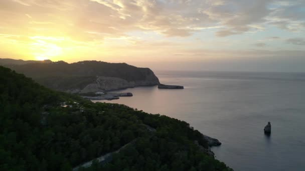 Mountain Sunset kleurrijke Cloud Island Ibiza 2023. dolly links drone Hoge kwaliteit 4k beeldmateriaal - Video