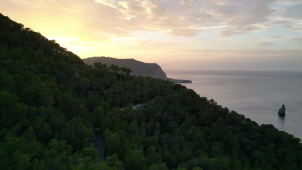 Montaña Puesta de sol colorida Isla Cloud Ibiza 2023. Alta calidad sobrevuelo sobrevuelo drone 4k metraje - Imágenes, Vídeo