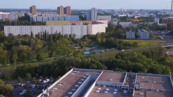 előre gyártott lakótelep, Panel rendszer épület Berlin Marzahn Németország Európa nyár 2023. emelkedő drón 4k mozi - Felvétel, videó