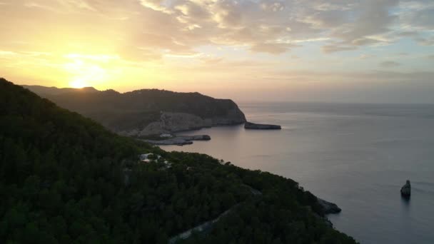 Mountain Sunset kleurrijke Cloud Island Ibiza 2023. Hoge kwaliteit dalende drone 4k beeldmateriaal - Video