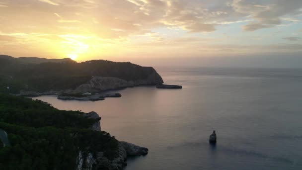 Mountain Sunset kleurrijke Cloud Island Ibiza 2023. panorama overzicht drone Hoge kwaliteit 4k beeldmateriaal - Video