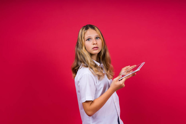 Ragazza adolescente con notebok computer portatile seduto in uno studio - Foto, immagini