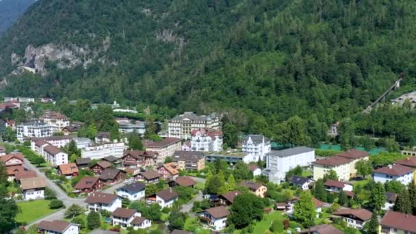Légi felvétel Interlaken városáról Svájcban. Gyönyörű kilátás nyílik Interlaken város, Eiger, Monch és Jungfrau hegyek és a Thun-tó és Brienz. Interlaken, Bernese Oberland, Svájc. - Felvétel, videó