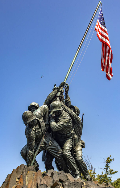 Függőleges fotó az Egyesült Államok Tengerészgyalogságáról Iwo Jima háborús emlékmű Arlingtonban, Washington DC (Virginia), gyönyörű kék ég alatt. - Fotó, kép