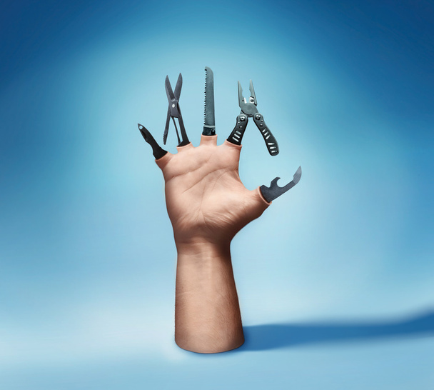 Mão humana com várias ferramentas
 - Foto, Imagem