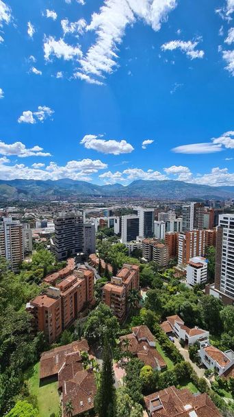 Medellín, Antioquia, Colombia. 3 de mayo de 2023: Paisaje con edificios y cielo azul en la ciudad. - Foto, Imagen