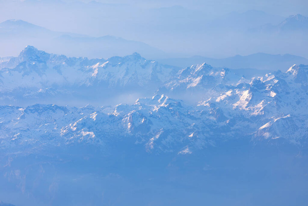 雪に覆われたピークを持つヒマラヤの空中ビュー. 山と空の冬の風景 - 写真・画像