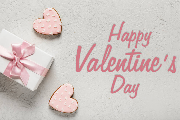 Świąteczny sztandar na Walentynki z ciasteczkami w kształcie serca i prezentem - Zdjęcie, obraz
