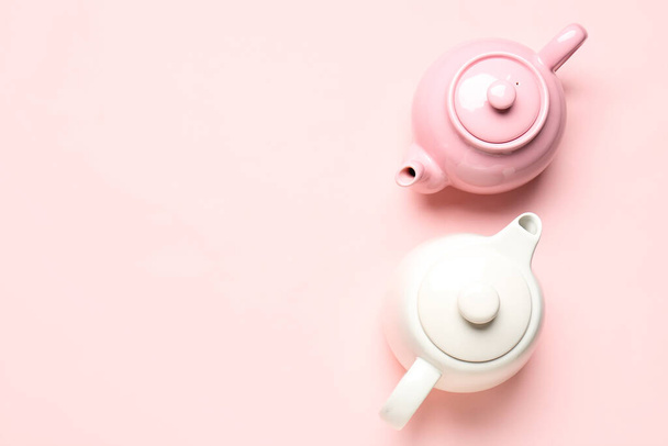 Verschiedene Teekannen auf rosa Hintergrund - Foto, Bild