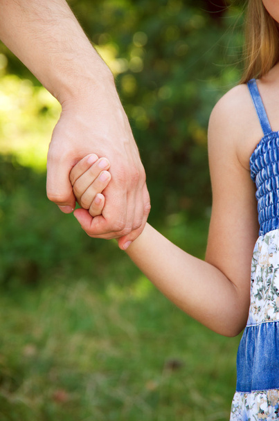 otec drží dceru za ruku - Fotografie, Obrázek