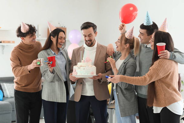 Група ділових людей з тортами на день народження в офісі - Фото, зображення