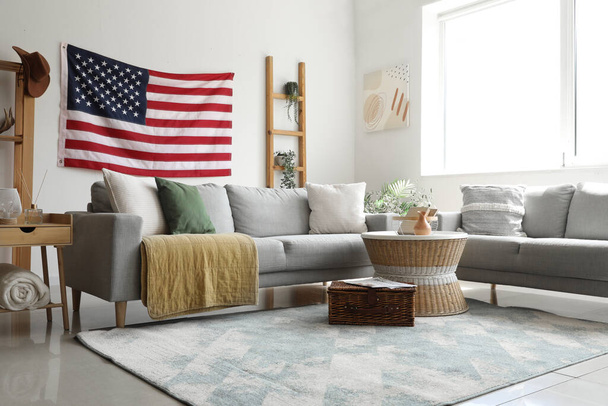 Amerika bayrağı asılmış şık bir oturma odası. - Fotoğraf, Görsel
