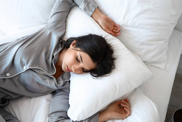 Fiatal nő alszik a hálószobában - Fotó, kép