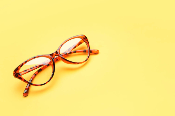 Стильні леопардові друковані окуляри на жовтому фоні
 - Фото, зображення