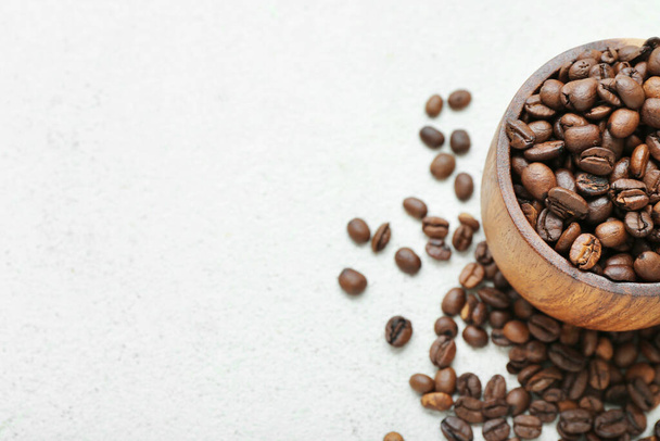 Tigela com grãos de café no fundo claro - Foto, Imagem