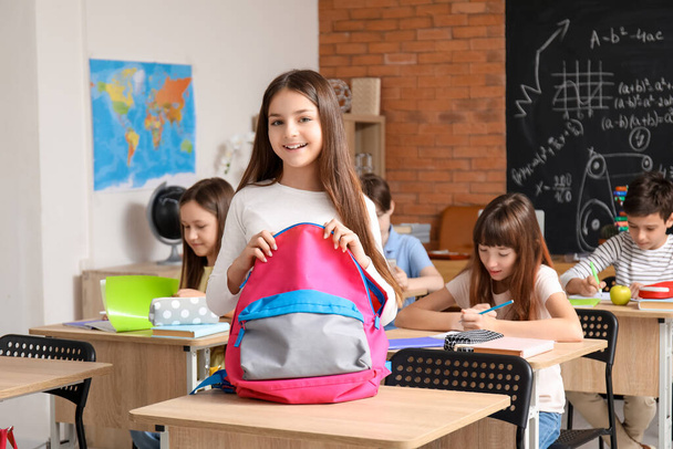 Menina com mochila na sala de aula - Foto, Imagem