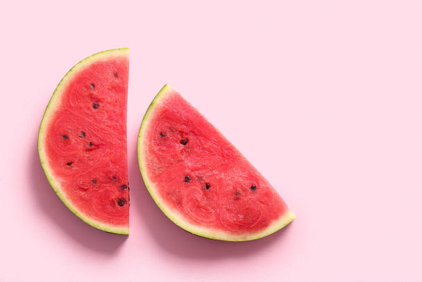 Kousky sladkého melounu na růžovém pozadí - Fotografie, Obrázek