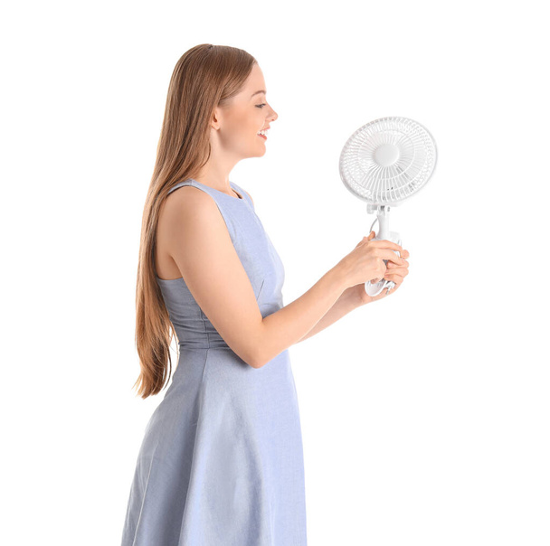junge Frau mit Elektroventilator auf weißem Hintergrund - Foto, Bild
