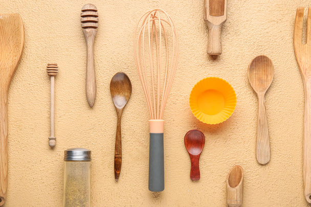 Zusammensetzung mit verschiedenen Küchengeräten auf farbigem Hintergrund - Foto, Bild