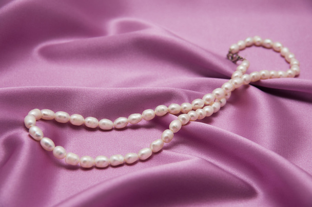 Жемчужина ожерелье на шелковой ткани - Фото, изображение