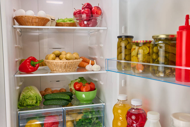 Відкритий холодильник, повний свіжих фруктів і овочів, здорового харчування, органічного харчування. Високоякісна фотографія - Фото, зображення