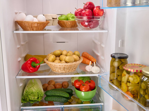 Ανοιχτό ψυγείο γεμάτο φρέσκα φρούτα και λαχανικά, υγιεινό διατροφικό υπόβαθρο, βιολογική διατροφή,. Υψηλής ποιότητας φωτογραφία - Φωτογραφία, εικόνα