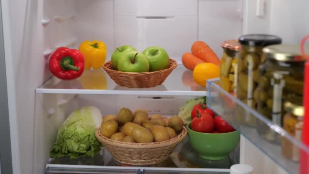 Erkek elleri buzdolabından sebzeli yeşil bir elma alır. Yüksek kalite 4k görüntü - Video, Çekim