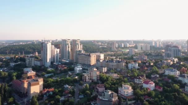 Luchtfoto van moderne stedelijke appartementengebouwen van de Europese stad. Stadsdeel met luxe huizen. - Video