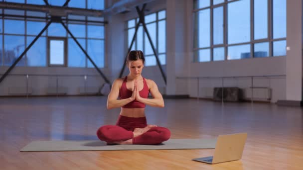 спортивна дівчина викладає онлайн урок йога асан з ноутбуком. Високоякісні 4k кадри - Кадри, відео