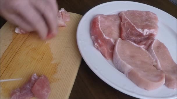 Carne de porco crua na tábua de corte
 - Filmagem, Vídeo