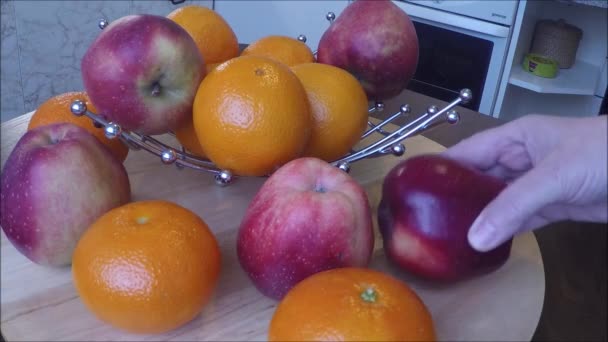 Omenat ja mandariinit pöydällä
 - Materiaali, video