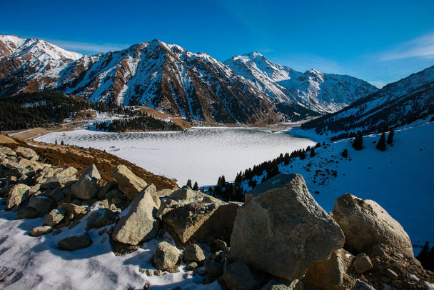 Big Almaty Lake es un embalse alpino natural. Se encuentra en las montañas Trans-Ili Alatau, a 15 km al sur del centro de Almaty en Kazajstán. - Foto, imagen