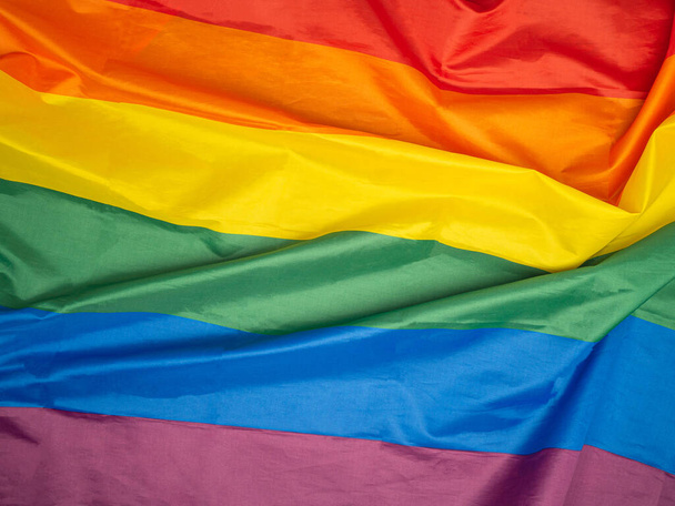 Marco completo de la bandera del arco iris (LGBT). Vista superior. Acostado. Espacio para el texto. Concepto de amor. - Foto, imagen