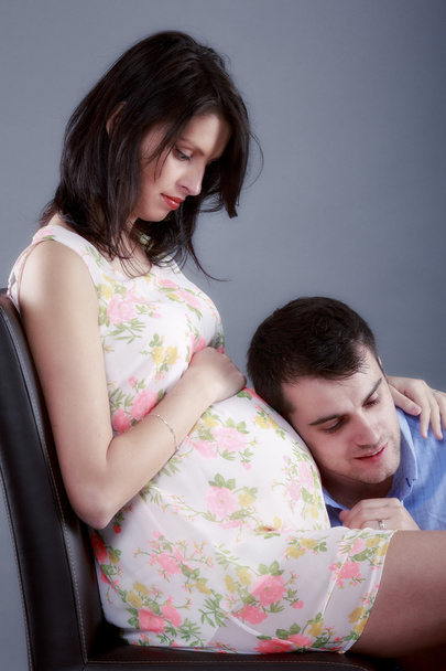 Ritratto di giovane coppia in attesa del bambino - Foto, immagini