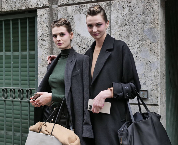  Milano moda haftası 2023 'te Armani modasından sonra poz veren mankenler, Lombardy, İtalya - Fotoğraf, Görsel