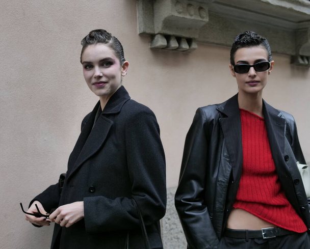  Milano moda haftası 2023 'te Armani modasından sonra poz veren mankenler, Lombardy, İtalya - Fotoğraf, Görsel