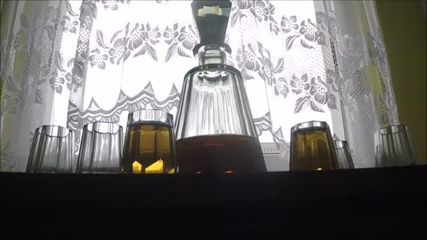 Decantador de jarra de vidrio con whisky
 - Imágenes, Vídeo