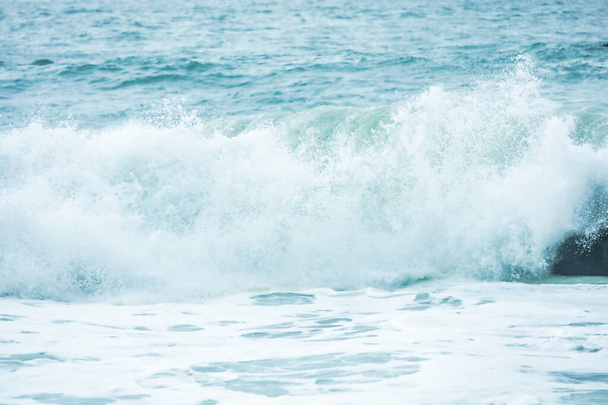 Salpicando la ola de cerca. Agua de mar cristalina, en el océano en la bahía de San Francisco, colores pastel de agua azul. - Foto, imagen