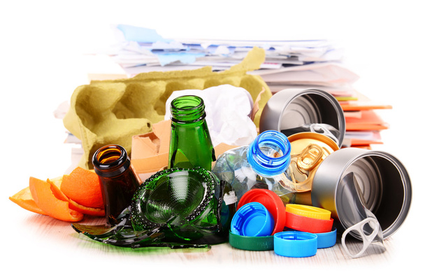 Üvegből, műanyagból, fémből és papírból álló újrahasznosítható hulladék - Fotó, kép